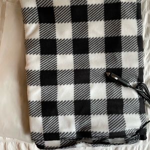 Cozy, heated blanket for car